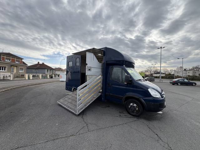 Iveco 2 chevaux 40c18 3,0 dci 180cv roue jumelée