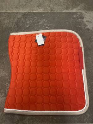 tapis dressage Equitheme velours rouge 