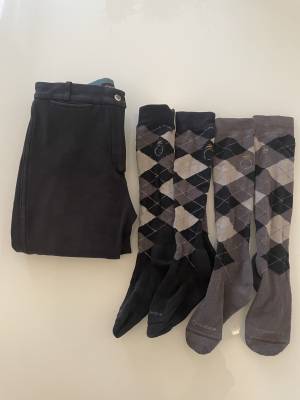 - LOT : Pantalon noir taille 38 + 2 paires chaussettes 