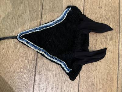 Bonnet noir avec bordures bleues et strass