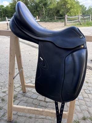 Selle de dressage monoquartier de marque prestige