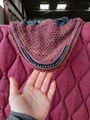 Bonnet bordeaux avec strass