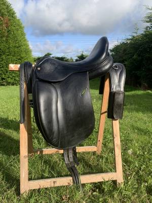 Selle de dressage équipée 