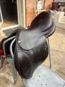 A vendre selle CWD + étrivières CWD + housse + kit