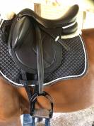 Selle Dressage Cuir semi-creuse