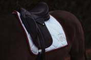 Tapis de selle WHITE PERFECTION BORDEAUX - Equestrian Stockholm