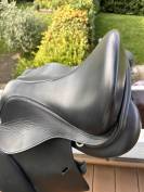 Selle en cuir noir 15"