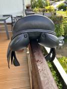 Selle en cuir noir 15"