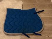 Tapis equithème bleu bordure grise 