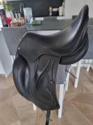 Vends Selle de Dressage Antarès 17,5 pouces noire