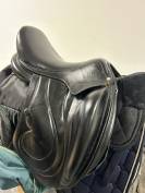 A vendre Selle de dressage Antares Cadence 17,5